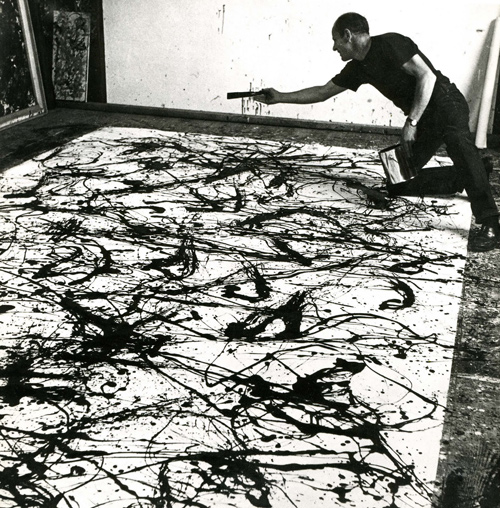 Jackson Pollock travaillant à une peinture, photographie de Rudy Burckhardt, 1950