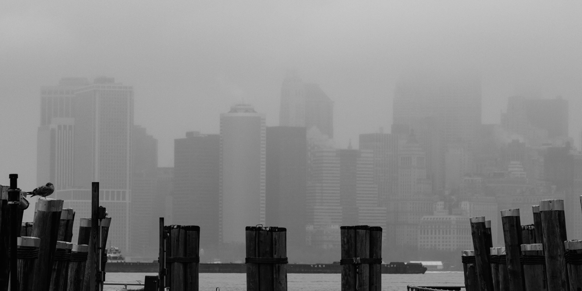 La ville dans le brouillard