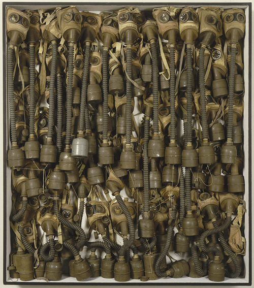 Home Sweet Home, Arman, masques à gaz, 1960
