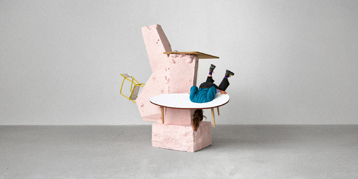 L’œuvre est-elle l’objet… ou la situation créée autour de lui ?